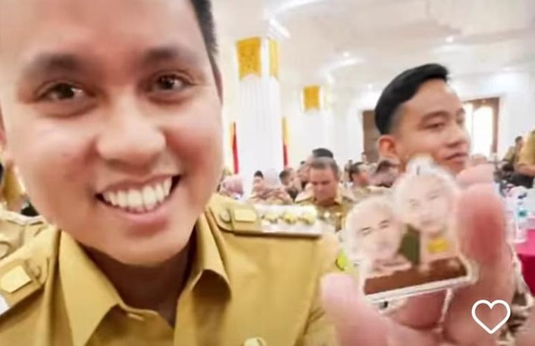 Gibran Beri Hadiah Gantungan Kunci Bergambar Upin Ipin ke Bupati Kendal